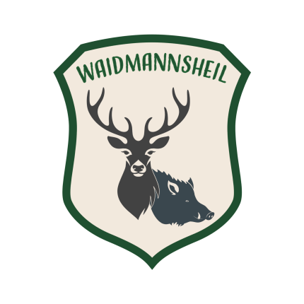 Wappenförmiger Aufkleber in beige mit grünem Rand und Schrift Waidmannsheil Motiv Hirsch mit Sau