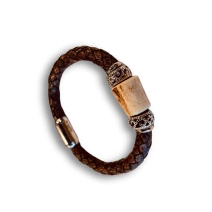 Flechtarmband 'antik' mit Hirschhornperle und toller Edelstahlperle. geflochtenes-lederarmband-hirschhornperle-fey